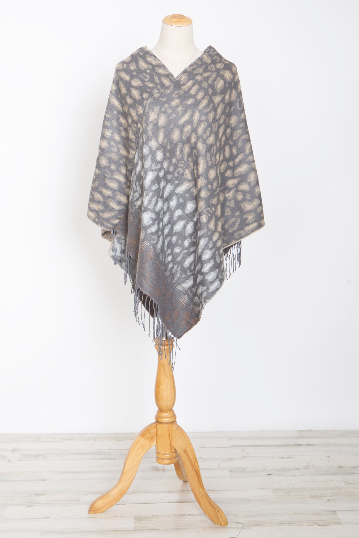 Mini Momo Blanket Shawl Wrap Mommy and Me Matching Cape - Blanket Poncho Buffalo Plaid Warm Cardigan  - Main - Leopard Grey