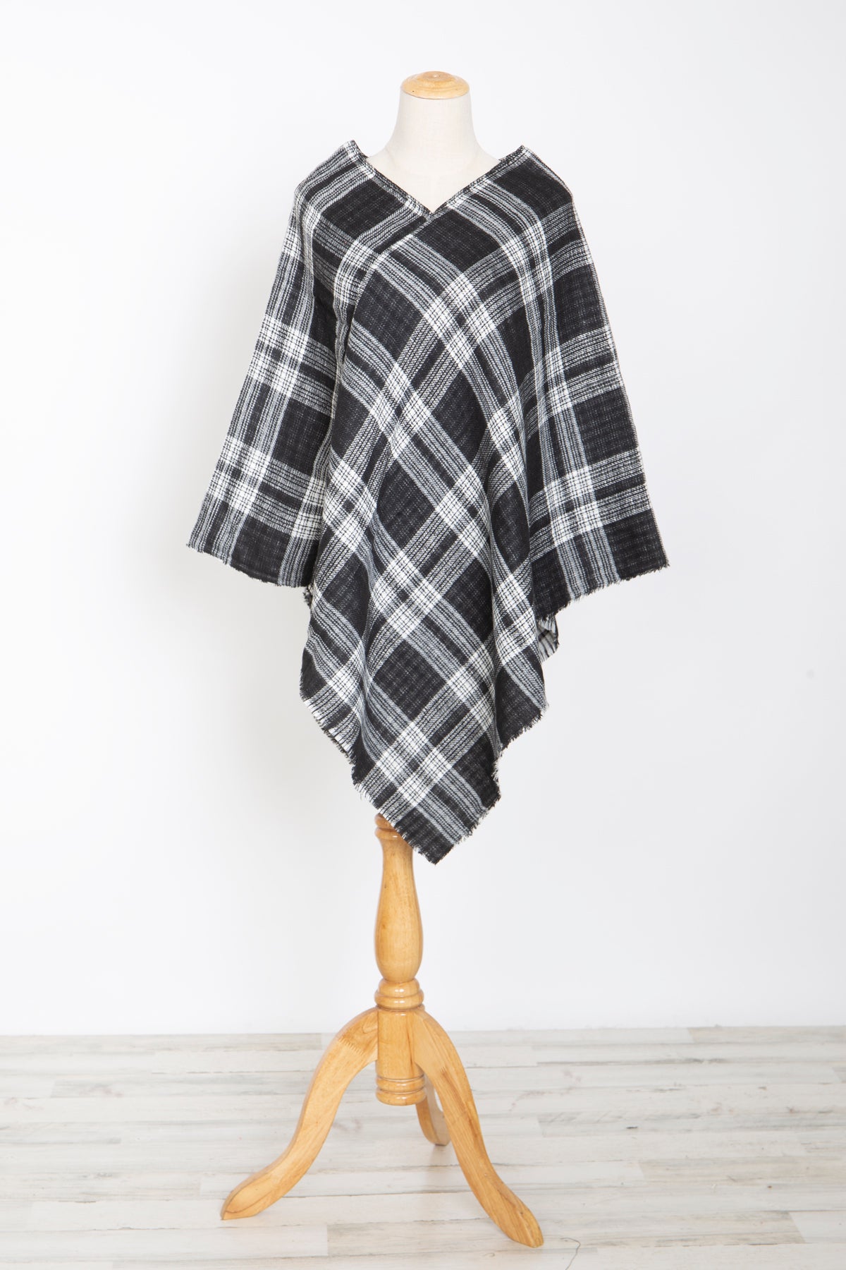 Mini Momo Blanket Shawl Wrap Mommy and Me Matching Cape - Winter Poncho Buffalo Plaid Warm Cardigan - Main - Plaid Black